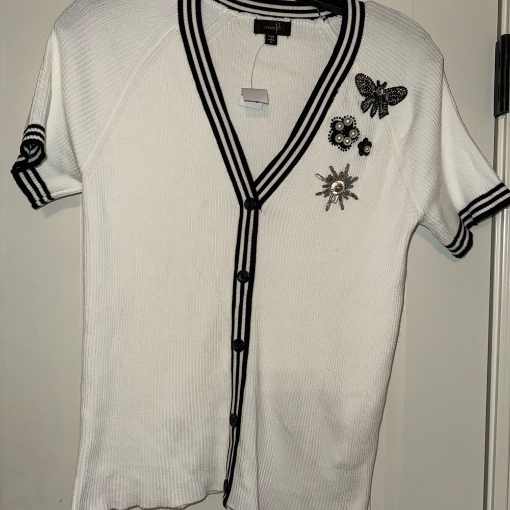 Cream with black accents in the trim S/S button up Sweatewith Beautiful Accents